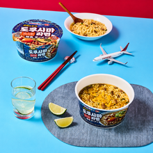 Photo de mise en scène du Ramen de Tokushima Harim 111 g, avec nouilles instantanées japonaises, bœuf, œuf et citron vert.