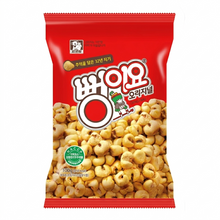 L'image montre le paquet rouge vif des snacks de maïs soufflé 'Ppeung-yi-yo'. En haut, on peut lire le slogan '32 ans de souvenirs' avec un logo de koala. Le nom du produit est écrit en lettres blanches épaisses au centre. En bas à gauche, les informations nutritionnelles ont été modifiées pour indiquer '100g (450kcal)'. La partie inférieure du sachet illustre des grains de maïs soufflés dorés et croustillants
