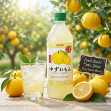 Boisson rafraîchissante DyDo au yuzu et citron dans un verger, servie avec des glaçons, des yuzus entiers et une ardoise Fresh Kochi Yuzu Juice.
