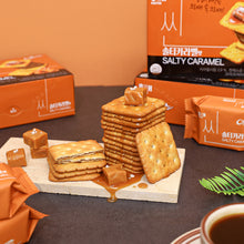 Biscuits Ace au caramel salé Haitai empilés avec sauce caramel et morceaux de caramel, présentation gourmande d’un snack coréen.