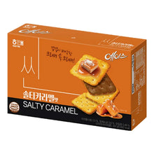 Boîte de biscuits coréens Ace au caramel salé 145 g de Haitai, emballage orange du produit sur fond blanc.