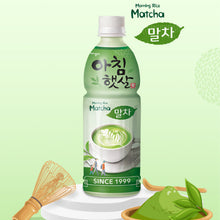 Bouteille de Morning Rice Matcha Woongjin présentée avec un fouet en bambou chasen et de la poudre de thé vert matcha
