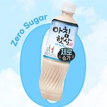 Une bouteille de boisson au riz Morning Rice sans sucre inclinée sur un fond ovale bleu avec un ciel nuageux et la mention "Zero Sugar".