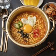 Ramen coréen épicé Nongshim AnSungTangMyun servi dans un bol avec œuf, oignons verts, piments et algues, soupe de nouilles instantanées coréennes