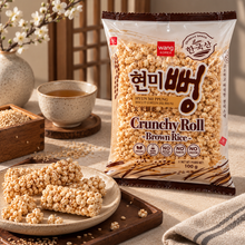 Un sachet de barre de riz brun souffle coréens est présenté avec plusieurs biscuits sur une assiette et une tasse de thé, dans une ambiance traditionnelle et chaleureuse.