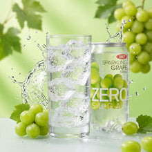 Boisson pétillante au raisin Zéro Sucres OKF - mise en scène rafraîchissante avec un verre d'eau gazeuse, des glaçons et des grappes de raisin vert