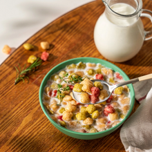 Céréales bio au riz complet et aux légumes Misillan avec du lait, idée de petit-déjeuner vegan