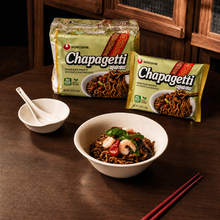 Nouilles instantanées coréennes Chapagetti Nongshim 140 g, spaghetti coréens à la sauce soja noire, servis avec crevettes, légumes et piments