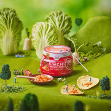 Kimchi coréen Jongga Crunch Bites 300 g dans un décor végétal inspiré du chou, mettant en avant son origine et son caractère fermenté.