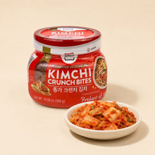 Kimchi Crunch Bites Jongga 300 g présenté avec du kimchi coréen croquant, idéal comme accompagnement ou garniture.