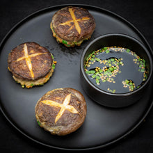 Champignons shiitake farcis grillés avec entaille en croix, servis sur assiette noire avec sauce soja aux graines de sésame et ciboule – ACEMARTmall Paris