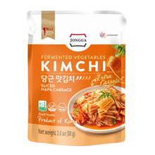 Sachet de mat kimchi aux carottes Jongga 80 g, chou chinois fermenté et coupé, présenté dans son emballage orange sur fond blanc.