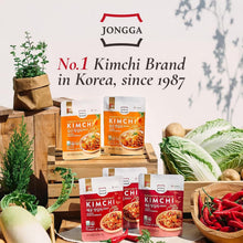 Sachets de kimchi Jongga 80 g, variétés extra piquante et aux carottes, présentés avec des choux chinois et des piments rouges.