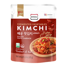 Sachet de mat kimchi coréen extra piquant Jongga 80 g, au chou chinois coupé, présenté sur fond blanc.