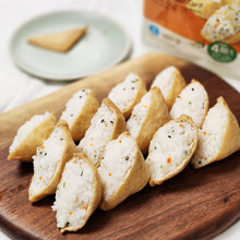 Inari sushi au riz blanc assaisonné et graines, présenté en bouchées sur planche en bois - ACEMARTmall Paris