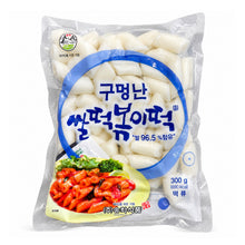 Gâteaux de riz coréens en tubes creux pour tteokbokki 300 g Songhak, présentés dans un emballage transparent avec une illustration de tteokbokki à la sauce rouge épicée.