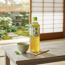 Bouteille de thé vert japonais authentique DyDo 'Hanocha' sur fond blanc, pure green tea