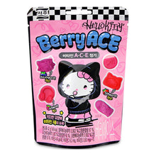 Face avant de l'emballage des bonbons gélifiés vitaminés Seoju Hello Kitty Berry Ace, sachet rose illustré avec Hello Kitty en sweat à capuche noir et des bonbons aux formes mignonnes.