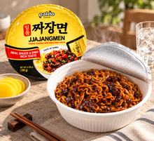 Nouilles instantanées coréennes Paldo Ilpum Jjajangmyeon 190 g en bol, avec sauce épaisse aux haricots noirs, nouilles sautées et radis jaune mariné coréen.