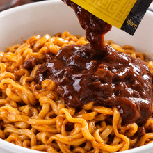 Nouilles instantanées coréennes Paldo Ilpum Jjajangmyeon 190 g, nappées d’une sauce épaisse aux haricots noirs coréenne, pour préparer un jjajangmyeon riche et savoureux.