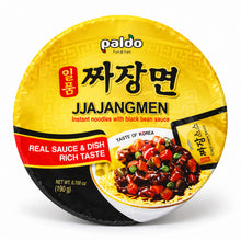 Bol de nouilles instantanées coréennes Paldo Ilpum Jjajangmyeon 190 g, avec sauce aux haricots noirs coréenne, nouilles jaunes et garniture de légumes.