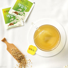 Une tasse de sobacha chaud fumant, une infusion de sarrasin dorée préparée avec le sachet de thé Damtuh.