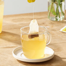 Une tasse de sobacha chaud fumant, une infusion de sarrasin dorée préparée avec le sachet de thé Damtuh.