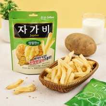 Photo de mise en scène des chips de pomme de terre Jagabee Haitai légèrement salées, avec pommes de terre fraîches et lait.