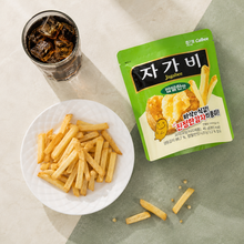 Photo de mise en scène vue du dessus des chips de pomme de terre Jagabee Haitai, avec chips croustillantes et boisson fraîche.