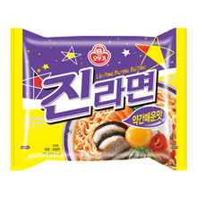 mage du produit Ottogi Jin Ramen légèrement épicé, nouilles instantanées en sachet de 120 g. L’emballage, aux couleurs violet et jaune, affiche en grand le nom « Jin Ramen – légèrement épicé ». En bas, on voit un bol de nouilles accompagné de bœuf, de champignons, d’un œuf et de piments. Le logo Ottogi et la mention « Limited Purple Edition » apparaissent en haut de l’emballage.