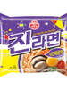 mage du produit Ottogi Jin Ramen légèrement épicé, nouilles instantanées en sachet de 120 g. L’emballage, aux couleurs violet et jaune, affiche en grand le nom « Jin Ramen – légèrement épicé ». En bas, on voit un bol de nouilles accompagné de bœuf, de champignons, d’un œuf et de piments. Le logo Ottogi et la mention « Limited Purple Edition » apparaissent en haut de l’emballage.