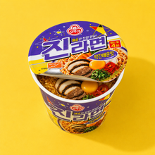 Petit bol de Jin Ramen légèrement épicé Ottogi 65 g, avec des nouilles coréennes garnies de champignons, de bœuf, d’un œuf, de piments et de ciboule.