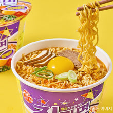 Nouilles Jin Ramen Ottogi en gobelet avec des nouilles relevées aux baguettes et un œuf, ramen coréen épicé.