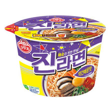 Nouilles instantanées Ottogi Jin Ramen en gobelet, saveur épicée, soupe de nouilles coréennes prête en quelques minutes.