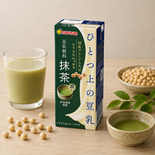 Boisson au soja Marusan au matcha avec graines de soja et verre de boisson au matcha