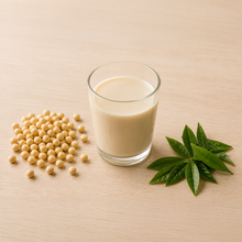 Graines de soja, feuilles de matcha et verre de boisson au soja sur la table