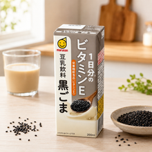 Boisson au soja Marusan au sésame noir avec graines de sésame noir et verre de boisson au soja