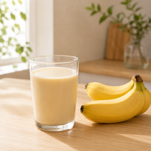 Bananes fraîches et verre de boisson au soja à la banane sur la table