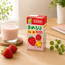 Boisson au soja Mamepiyo à la fraise avec fraises fraîches et verre de boisson au soja