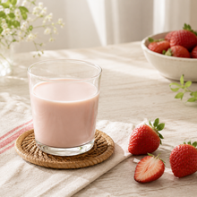 Fraises fraîches et verre de boisson au soja à la fraise sur la table