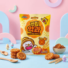 Mini Yakgwa 110g Sweet Monster - pâtisserie coréenne traditionnelle au miel, mise en scène gourmande avec des accessoires mignons sur fond pastel