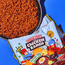 Ramen coréen épicé Korean Street saveur BBQ poulet, nouilles sautées en sauce avec emballage bleu du produit en arrière-plan.