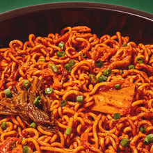 Nouilles coréennes épicées au kimchi et poulet Korean Street, ramen sautés en sauce rouge avec morceaux de kimchi et ciboule.