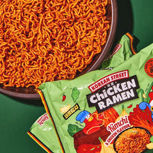 Korean Street Chicken Ramen Kimchi 133 g avec nouilles instantanées coréennes épicées, présenté avec son emballage vert.