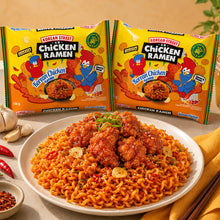 Nouilles instantanées Korean Street au poulet servies avec morceaux de poulet épicé, présentées devant deux paquets de ramen coréen 138 g.