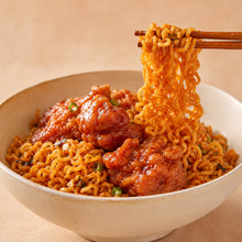 Ramen coréen Korean Street au poulet, nouilles épicées servies dans un bol avec morceaux de poulet et baguettes.