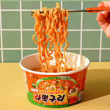 Gros plan sur la cuisson des nouilles instantanées Nongshim Rabbokguri avec sauce rabokki épicée aux fruits de mer