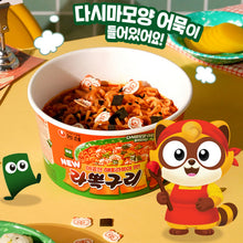 Nouilles en coupe Nongshim Rappoguri saveur Rabokki épicé aux fruits de mer, avec la mascotte Neoguri et des gâteaux de poisson.