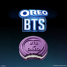 Détail d'un biscuit Oreo violet croqué avec un cœur en relief et le logo Oreo BTS en néon