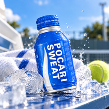 Pocari Sweat 300 ml [Otsuka] — Boisson isotonique japonaise Pocari Sweat en canette bleue, rafraîchie par des glaçons, idéale pour se réhydrater après une séance de sport.